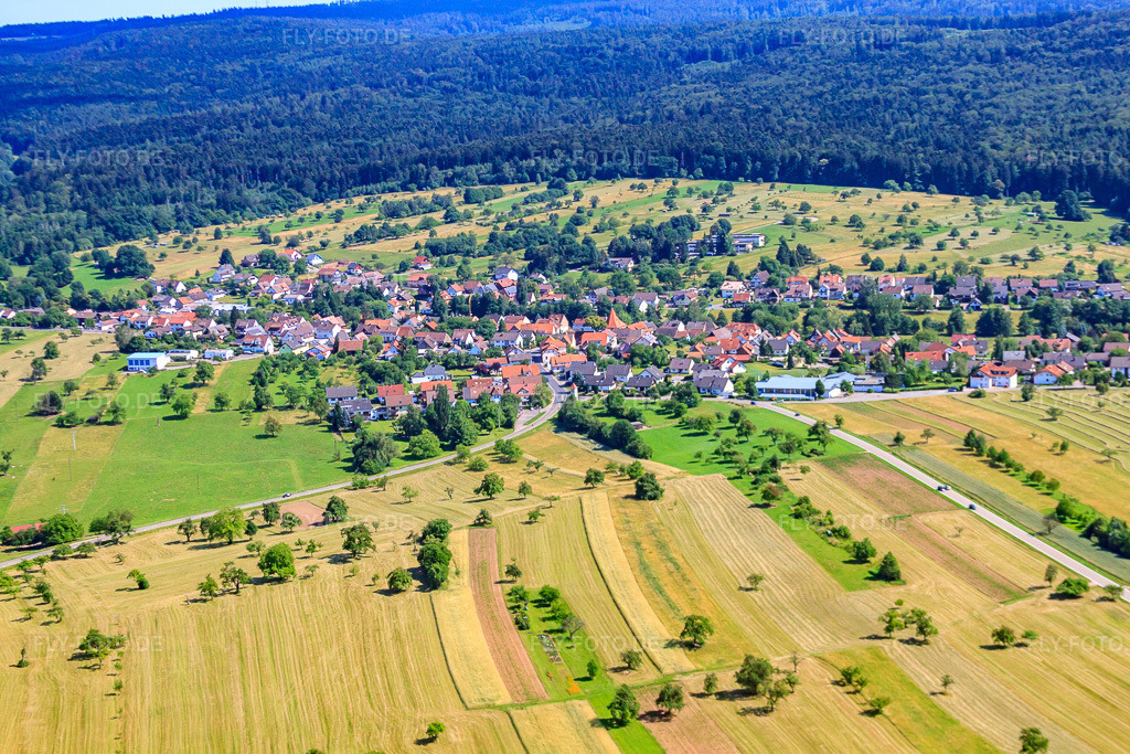 Luftbild: Ortsansicht von Norden im Ortsteil Langenalb in Straubenhardt im Bundesland Baden-Württemberg in Deutschland. Foto: IMG_42127.jpg vom 27.06.2011 durch Werner Riehm/FLY-FOTO.deAuflösung des Originals: 4752 x 3168 px