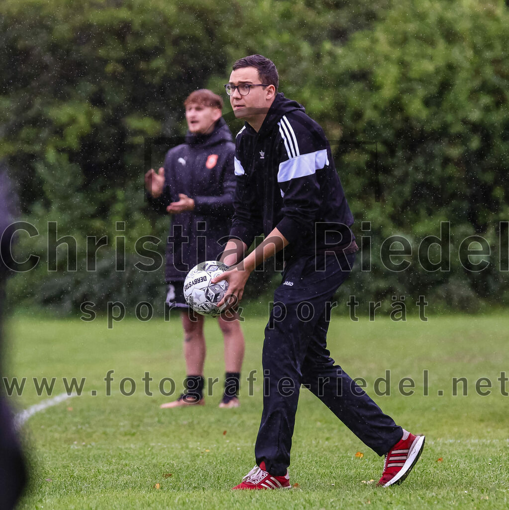 2023-08-27_054_TSV_Steinhoering_gegen_FC_Ebersberg | Steinhöring, Deutschland, 27.08.2023:
Fußball, Kreisklasse 2023 / 2024, 2. Spieltag, TSV Steinhöring gegen FC Ebersberg, Endergebnis: 2:0

Trainer Maximilian Backa (TSV Steinhöring)

Foto: Christian Riedel / fotografie-riedel.net