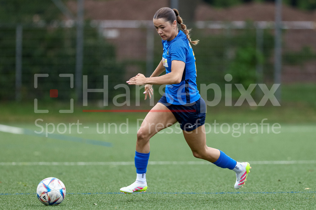 Fussball, Aufstiegsrunde Regionalliga Nord Frauen, FC Union 60 - SC Victoria Hamburg | Finja Paape (SC Victoria Hamburg, 17) am Ball, Freisteller, Einzelbild, Ganzkörper, Aktion, Action, Spielszene