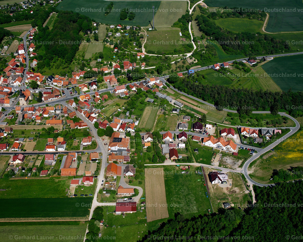 2634498 | KALLMERODE 09.06.2006 Wald- Gebiete und Forstflächen umsäumen das Siedlungsgebiet des Dorfes in Kallmerode im Bundesland Thüringen, Deutschland // Village - view on the edge of forested areas in Kallmerode in the state Thuringia, Germany Foto: Gerhard Launer