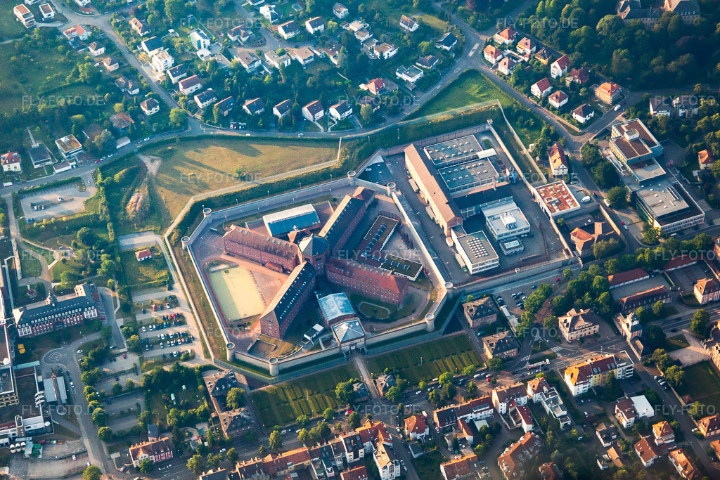 Luftbild: Justizvollzugsanstalt Bruchsal im Ortsteil Untergrombach in Bruchsal im Bundesland Baden-Württemberg in Deutschland. Foto: IMG_080460.jpg vom 12.06.2015 durch Werner Riehm/FLY-FOTO.de