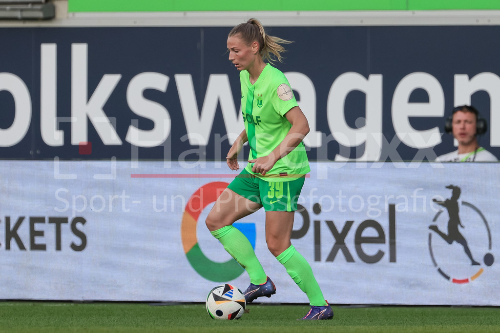 Fussball, Google Pixel Frauen-Bundesliga, VfL Wolfsburg - SV Werder Bremen | v.li.: Sarai Linder (VfL Wolfsburg, 39) am Ball, Freisteller, Einzelbild, Ganzkörper, Aktion, Action, Spielszene, DIE DFB-RICHTLINIEN UNTERSAGEN JEGLICHE NUTZUNG VON FOTOS ALS SEQUENZBILDER UND/ODER VIDEOÄHNLICHE FOTOSTRECKEN. DFB REGULATIONS PROHIBIT ANY USE OF PHOTOGRAPHS AS IMAGE SEQUENCES AND/OR QUASI-VIDEO.