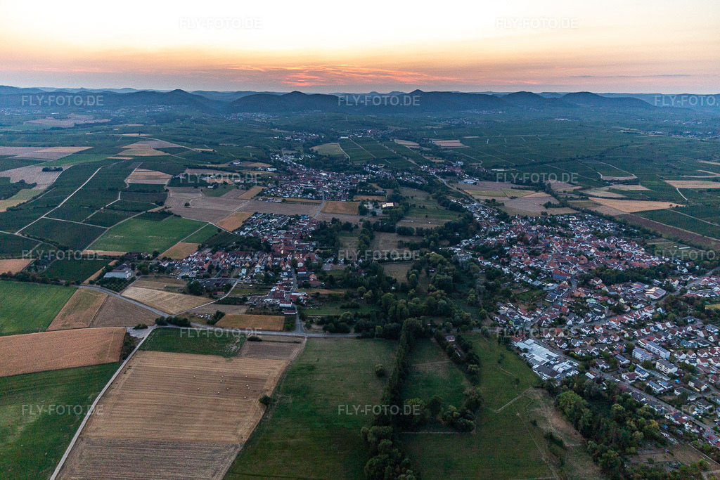 Luftbild: Mühlhofen und Billigheim-Ingenheim im Abendrot im Ortsteil Mühlhofen in Billigheim-Ingenheim im Bundesland Rheinland-Pfalz in Deutschland. Foto: IMG_134241.jpg vom 28.08.2022 durch Werner Riehm/FLY-FOTO.de
