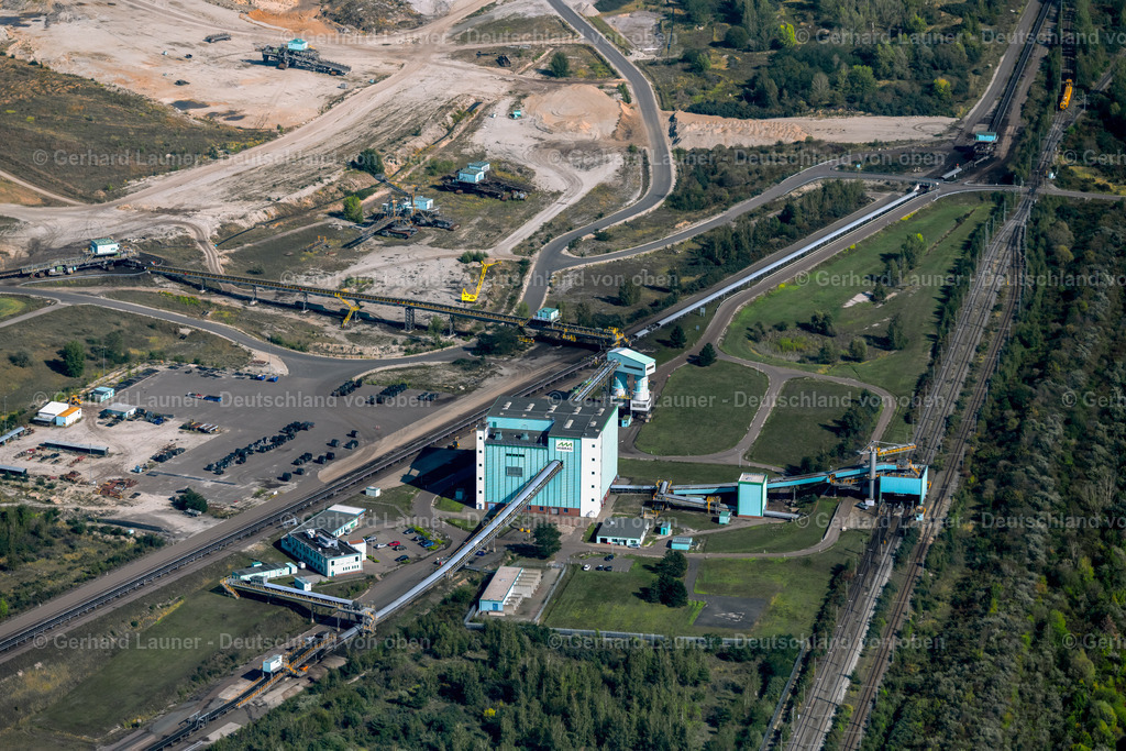 4042108 | HOHENMöLSEN 15.09.2020 Bagger- Förderbrücke im Flöz des Abbaugebietes und der Abraum- Flächen im Braunkohle - Tagebau " Profen " in Hohenmölsen im Bundesland Sachsen-Anhalt, Deutschland. // Dredging conveyor bridge in brown coal mine " Profen " in Hohenmoelsen in the state Saxony-Anhalt, Germany. Foto: Gerhard Launer