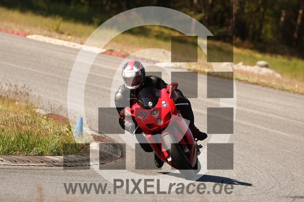 0029-PXR57687 | Schöne Erinnerungen an spannende Momente - das festzuhalten ist unser Job. PIXELrace.de ist seit 2003 auf den Rennstrecken Europas unterwegs um die Action draußen beim Fahren und die wunderbare Stimmung imm Fahrerlager für euch einzufangen.