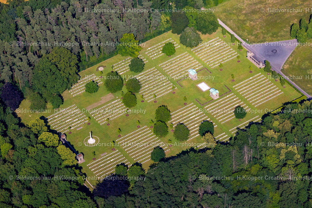 Luftbild Kamp-Lintfort-4782 | Luftbildfotografie Grabreihen auf dem Gelände des Friedhofes " Britischer Ehrenfriedhof " mit dem Denkmal " Rheinberg War Cemetery " an der Straße Am Englischen Friedhof im Ortsteil Niersenbruch in Kamp-Lintfort im Ruhrgebiet im Bundesland Nordrhein-Westfalen, Deutschland - Realisiert mit Pictrs.com