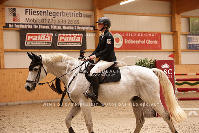 1J2A8574Alina Maack_ Catalano 22_ Kn090_ Glantz_ Hohen Wieschendorf | Foto- und Videografie für alles rund ums Pferd. Hochwertige Bilder und Videos vom Spring- und Dressurreiten, Voltigieren & mehr. Jetzt aktuelle Veranstaltungen und Preise im Shop ansehen. - Realisiert mit Pictrs.com