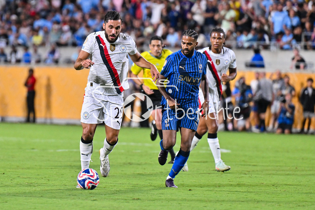 Manchester City - Al-Hilal SFC | im Duel Rayan CHERKI (Manchester City 29) und KHALID ALGHANNAM (Al-Hilal 7) / Zweikampf / FIFA Club World Cup: Manchester City - Al-Hilal SFC, Camping World Stadium am 30.06.2025 / NOT FOR SALE IN USA