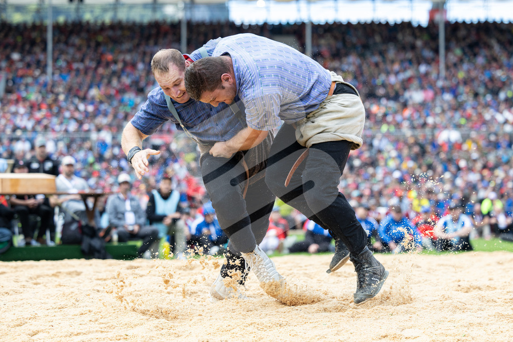 ESAF2025_04Gang_5659 | Die Schwinger des Schwyzer Kantonalen Schwingerverbandes: Fotos, die Dynamik und Leidenschaft festhalten, sowie emotionale Momente aus dem traditionellen Schwingsport zeigen. - Realisiert mit Pictrs.com