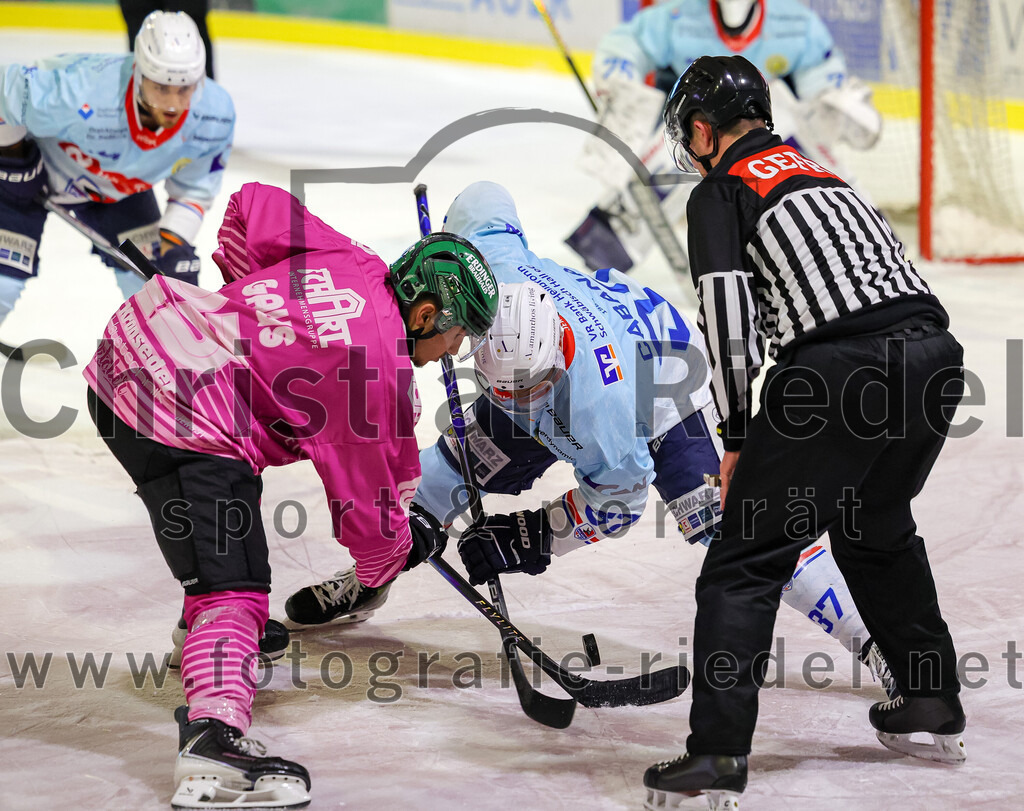 2025-10-05_152_TSV_Erding_gegen_Heilbronner_Falken | Erding, Deutschland, 05.10.2025:Eishockey, Oberliga Süd 2025 / 2026, 6. Spieltag, TSV Erding gegen Heilbronner Falken, Endergebnis: 3:1Lukas Gaus (Erding Gladiators, #23), Frederik Cabana (Heilbronner Falken, #37)Foto: Christian Riedel / fotografie-riedel.net