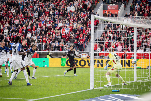 German Bundesliga, Bayer 04 Leverkusen vs. Hamburger SV, 16.05.2026 | LEVERKUSEN, GERMANY - MAY 16, 2026 :  The 1-1 after a header of Jarell Quansah (Bayer 04 Leverkusen, 4) during the German Bundesliga match on gameday 34 between Bayer 04 Leverkusen vs. Hamburger SV at BayArena on May 16, 2026 in Leverkusen, Germany. DFL REGULATIONS PROHIBIT ANY USE OF PHOTOGRAPHS AS IMAGE SEQUENCES AND/OR QUASI-VIDEO.