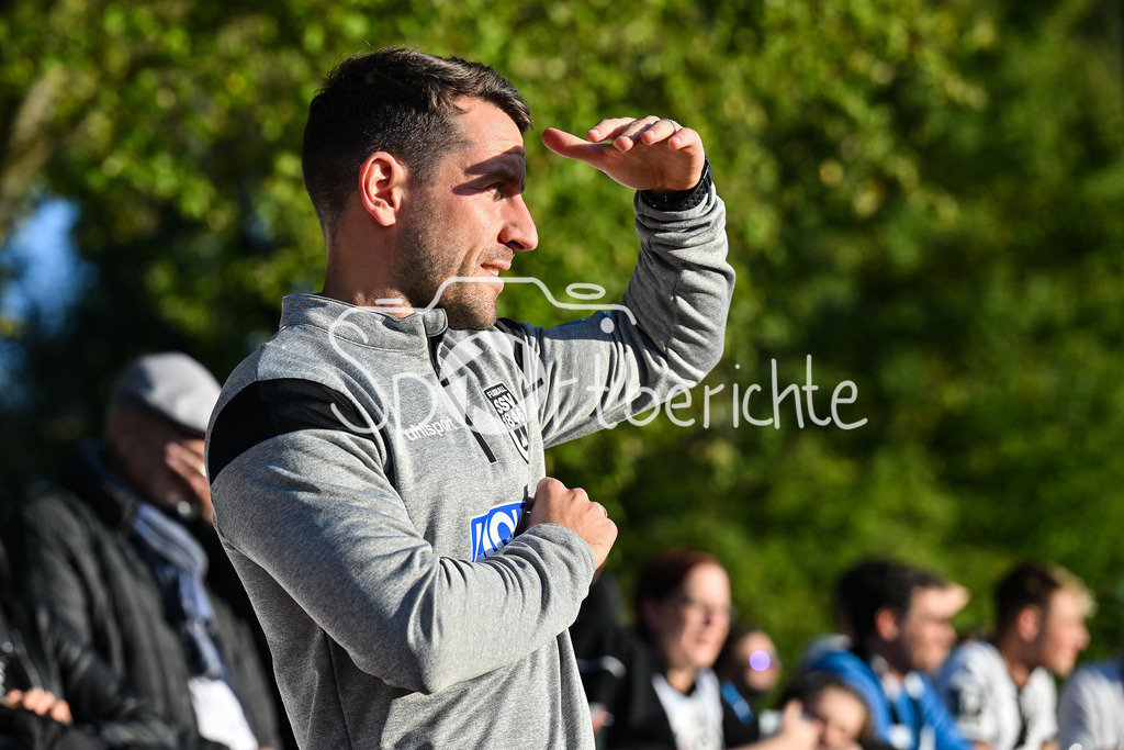 FC Augsburg - SSV Ulm 1846 Fussball | im Bild Mortiz GLASBRENNER Trainer SSV Ulm / Einzelfoto / Freisteller / Testspiel: FC Augsburg - SSV Ulm 1846 Fussball; TSV Burgau Sportzentrum am 08.10.2025