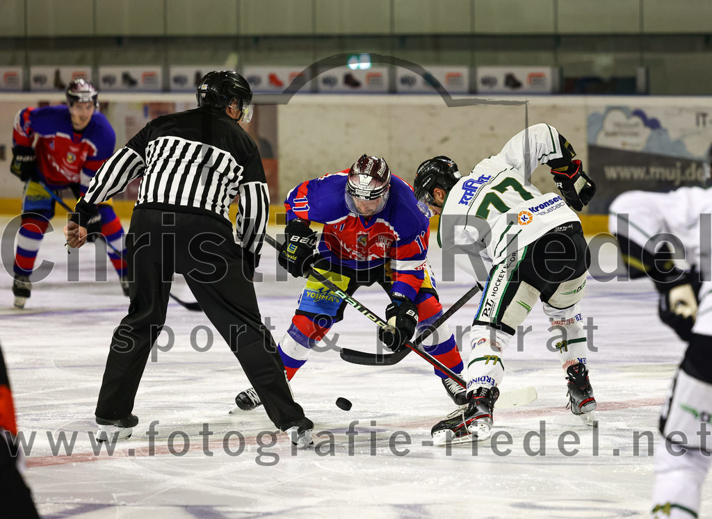 2022-09-09_118_TSV_Erding_gegen_Deggendorfer_SC | Erding, Deutschland, 09.09.2022:
Eishockey, Bayernliga 2022 / 2023, Testspiel, TSV Erding gegen Deggendorfer SC, Endergebnis: 2:5

Curtis Leinweber (Deggendorfer SC, #11), Philipp Michl (Erding Gladiators, #77)

Foto: Christian Riedel / fotografie-riedel.net