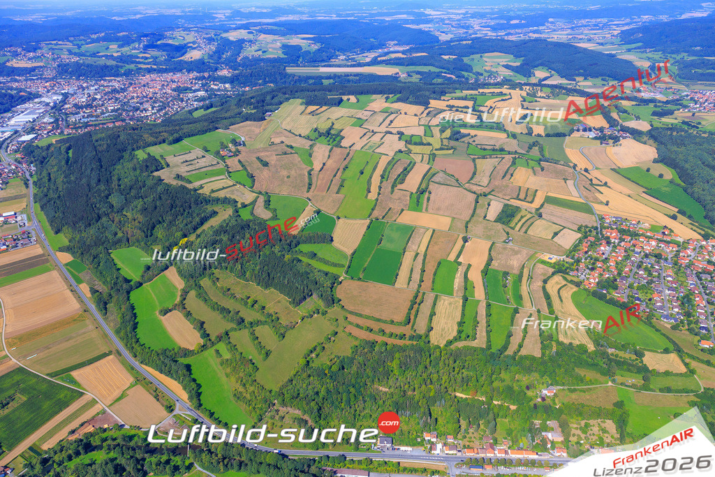 Die Luftaufnahme Kreuzberg - Marktrodach wurde vom UL-Flugzeug (keine Drohne) aus fotografiert.Hohe Druck- Auflösung-die Geschenkidee!
