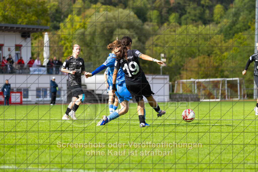 20261010_143101_0522_(c)_by_PhotoPeet | #,1.FC Donzdorf (schwarz) vs. SC Sand (blau), Fußball, EnBW-Oberliga B -Juniorinnen, 05. Spieltag, Saison 2026/2027, Rasenplatz Lautertal Stadion, Süßener Straße 16, 73072 Donzdorf, 10.10.2026 - 14:00 Uhr,Foto: PhotoPeet / Sport- &amp; Eventfotografie / Peter Harich