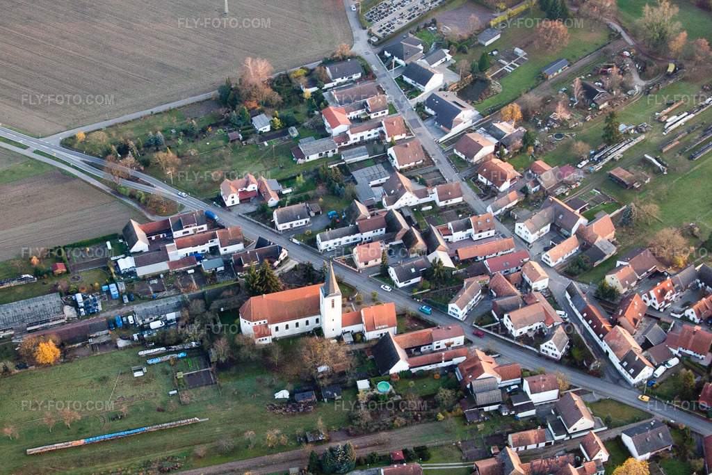 Aerial view: View of the town in Scheibenhard in the state Bas-Rhin, France. – Photo: IMG_22737.jpg taken on 11/19/2009 by Werner Riehm/FLY-FOTO.com – Resolution of the original: 4752 x 3168 px