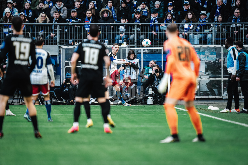 Fußball | Männer | Saison 2023/2024 | 2. Fußball-Bundesliga | 23. Spieltag | Hamburger SV vs. SV 07 Elversberg | 25.02.2024 | Miro Muheim (#28, HSV) schlägt einen Eckball