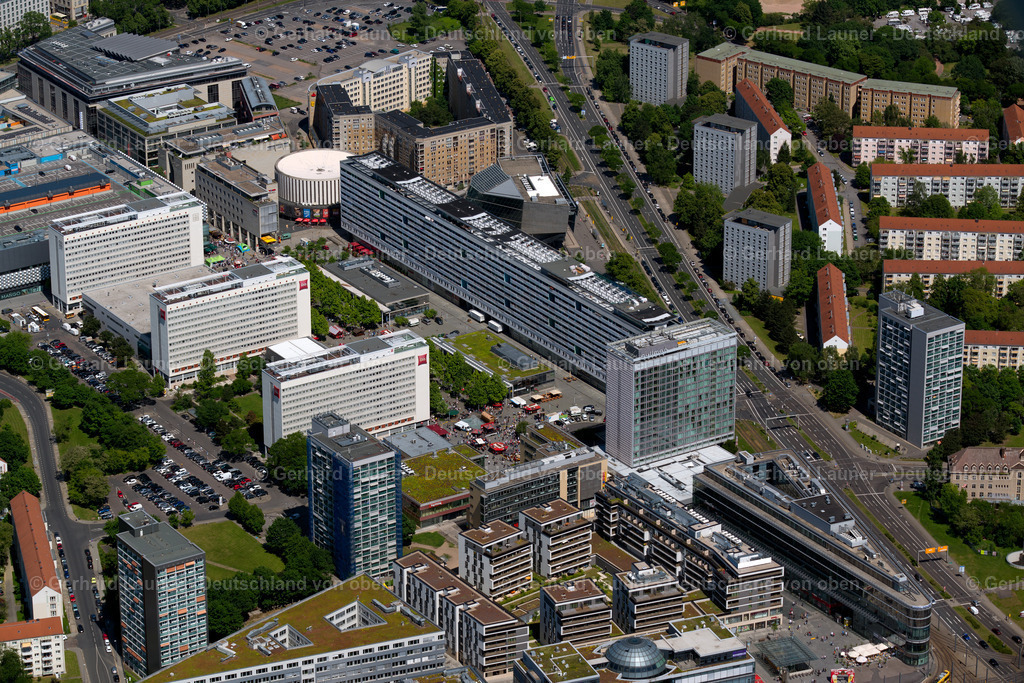 3803702 | DRESDEN 07.09.2021 Wohngebiet einer Mehrfamilienhaussiedlung an der an der Prager Straße in Dresden im Bundesland Sachsen. // Vertical view residential area of a multi-family house settlement at the Prager street in Dresden in the state Saxony. Foto: Gerhard Launer
