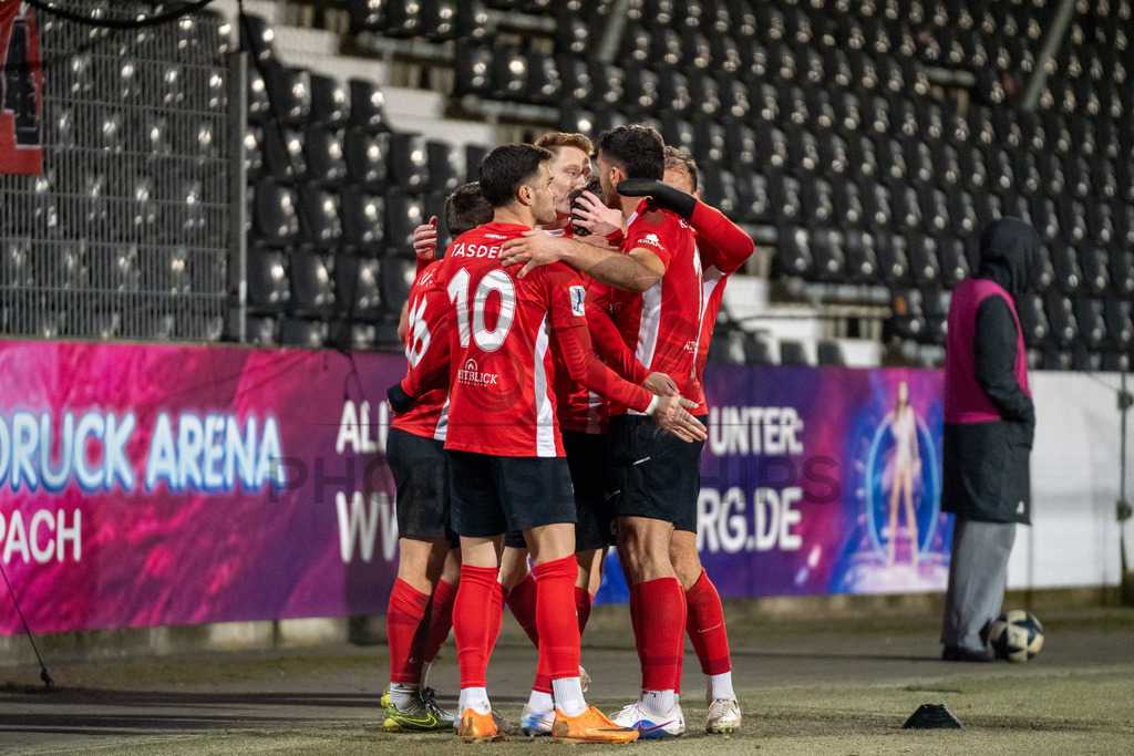 SG Sonnenhof Grossaspach vs. SSV Ulm 1846 Fussball, Fussball, WFV-Pokal, Viertelfinale, 01.04.2026 | Kollektiver Torjubel nach dem Treffer zum 2:1 durch Elias Rahn (SG Sonnenhof Grossaspach, #08),SG Sonnenhof Grossaspach vs. SSV Ulm 1846 Fussball, Fussball, WFV-Pokal, Viertelfinale, 01.04.2026