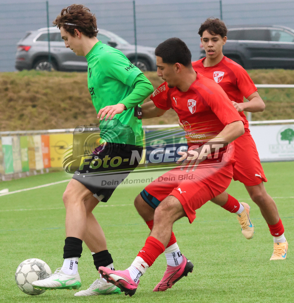 SV Rödinghausen - FC Iserlohn | Auf dem Bild zu sehen: grün SV Rödinghausen: Tim Justus Hollensteiner ; rot FC Iserlohn: Mansour TaheriSV Rödinghausen, FC Iserlohn, Saison 25/26, B-Jugend Westfalenliga, Deutschland - Realisiert mit Pictrs.com