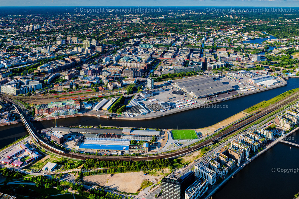 Hamburg_Oberhafen_Grossmarkt_Hafencity_ELS_8162160625 | HAMBURG 16.06.2025 Stadtansicht des Innenstadtbereiches der Hafencity am Ufer der Elbe an der Oberhafentunnel, Versmannstraße in Hamburg, Deutschland. Weiterführende Informationen bei: HafenCity Hamburg GmbH. // City view on down town der Hafencity on Ufer of Elbe on street Oberhafentunnel, Versmannstrasse in Hamburg, Germany. Further information at: HafenCity Hamburg GmbH. Foto: Martin Elsen