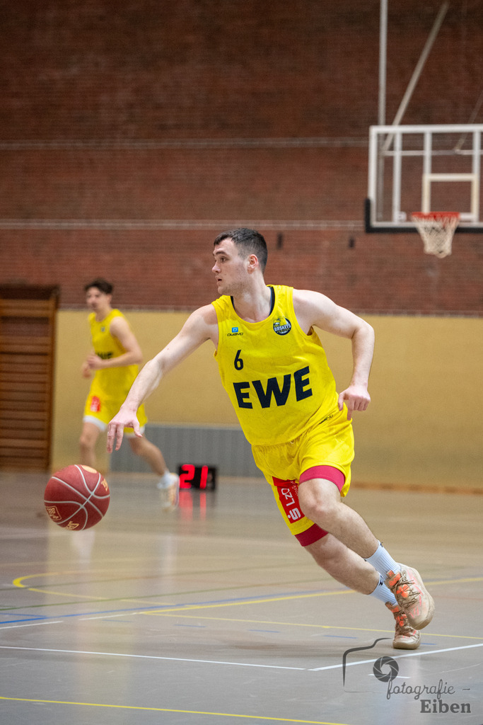 Baskets Juniors/TSG Westerstede-Rasta Vechta 3 | 1. Basketball-Regionalliga; Baskets Juniors/TSG Westerstede (gelb) - Rasta Vechta 3 (schwarz) am 18.01.2025 in Westerstede (Hössensporthalle), Photo: Philip Eiben 2025 - Realisiert mit Pictrs.com
