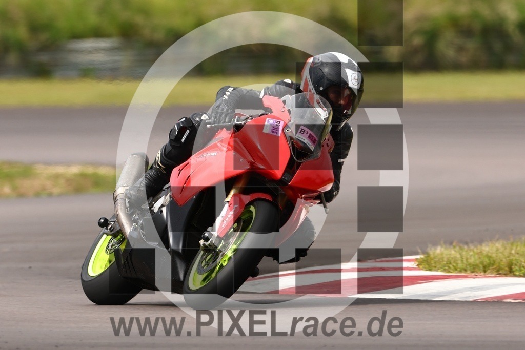 0570-20240601_00640 | Schöne Erinnerungen an spannende Momente - das festzuhalten ist unser Job. PIXELrace.de ist seit 2003 auf den Rennstrecken Europas unterwegs um die Action draußen beim Fahren und die wunderbare Stimmung imm Fahrerlager für euch einzufangen.