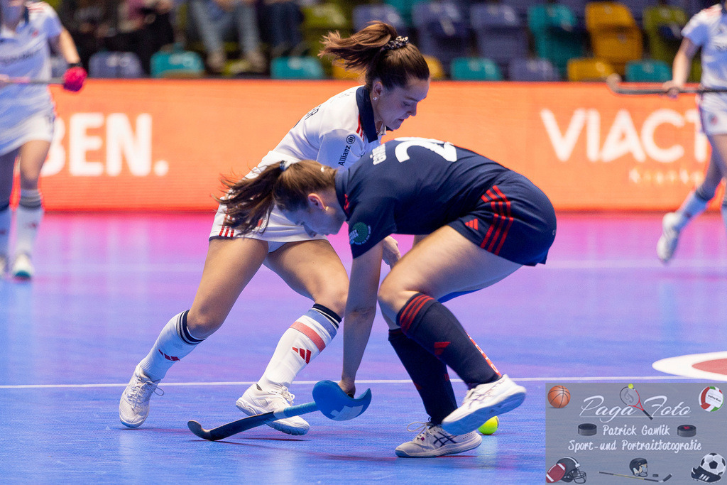 Volvo E.R.B. Final 4 Halbfinale Frauen: Mannheimer HC - Düsseldorfer HC, 25.01.2025 | Fiona Felber (Mannheimer HC #6) spielt Elisa Gräve (Düsseldorfer HC #26) aus, Mannheimer HC - Düsseldorfer HC, Frankfurt, Süwag Arena, 25.1.2025 - Realisiert mit Pictrs.com