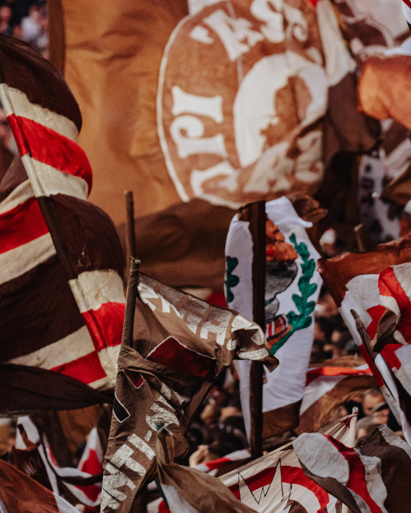 FCS01963 | Der offizielle Shop für FC St. Pauli Fotos. Wähle aus Spielszenen & Fanmomenten dein FCSP Wunschformat. Wir liefern Millerntor-Atmosphäre.