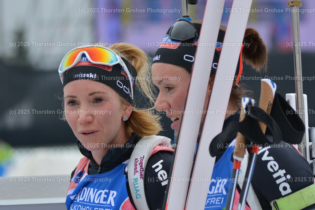 IBU WC Biathlon Oberhof 2018 | GASPARIN Elisa (SUI) links und GASPARIN Selina (SUI) rechts  im Ziel; IBU WC Biathlon Oberhof 2018, 10 km Verfolgung der Frauen am 06.01.2018 in der DKB Ski Arena in Oberhof, (Deutschland) - Realisiert mit Pictrs.com