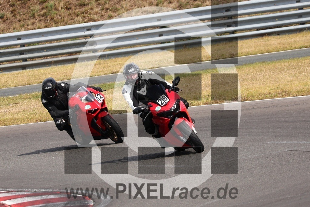 0029-20240909_04112 | Schöne Erinnerungen an spannende Momente - das festzuhalten ist unser Job. PIXELrace.de ist seit 2003 auf den Rennstrecken Europas unterwegs um die Action draußen beim Fahren und die wunderbare Stimmung imm Fahrerlager für euch einzufangen.