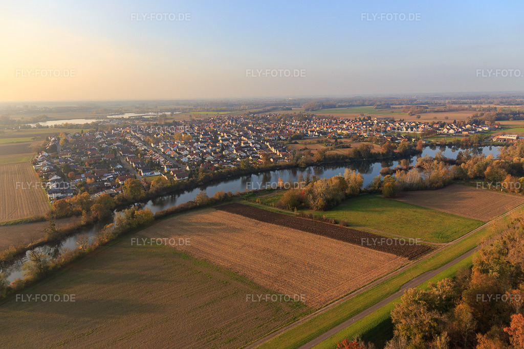 Luftbild: Ortsansicht aus Südosten himterm Gewässer Fischmahl am Rheindamm in Leimersheim im Bundesland Rheinland-Pfalz in Deutschland. Foto: IMG_104464.jpg vom 03.11.2017 durch Werner Riehm/FLY-FOTO.de