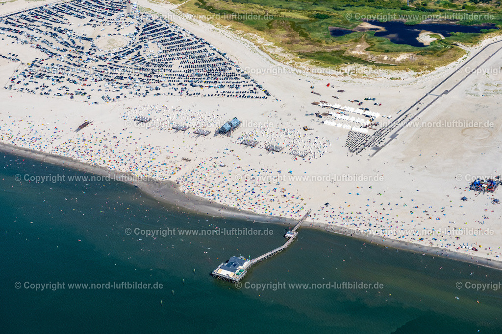 St. Peter-Ording_Parklatz_Am_Strand_ELS_0482130822 | SANKT PETER-ORDING 13.08.2022 Küsten- Landschaft am Sandstrand der Badestelle Ording Nord im Ortsteil St. Peter-Ording in Sankt Peter-Ording im Bundesland Schleswig-Holstein, Deutschland. Am Strand vor St. Peter- Ording ist in den Monaten März bis Ende Oktober das Strand- Parken gegen Gebühr erlaubt. Strandparkplatz am Weststrand. // Coastal landscape on the sandy beach of the bathing area Ording Nord in the district St Peter-Ording in Sankt Peter-Ording in the state Schleswig-Holstein, Germany. Foto: Martin Elsen