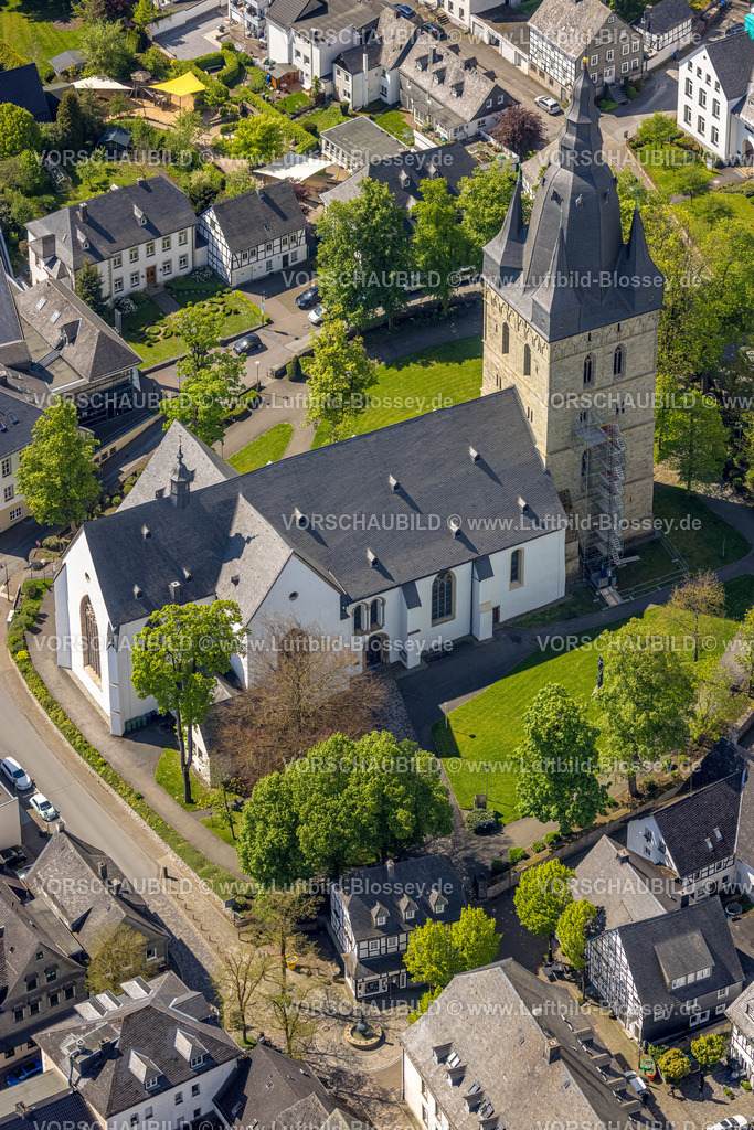 Brilon240503418 | Luftbild, kath. Propsteikirche St. Petrus und Andreas, Brilon, Sauerland, Nordrhein-Westfalen, Deutschland