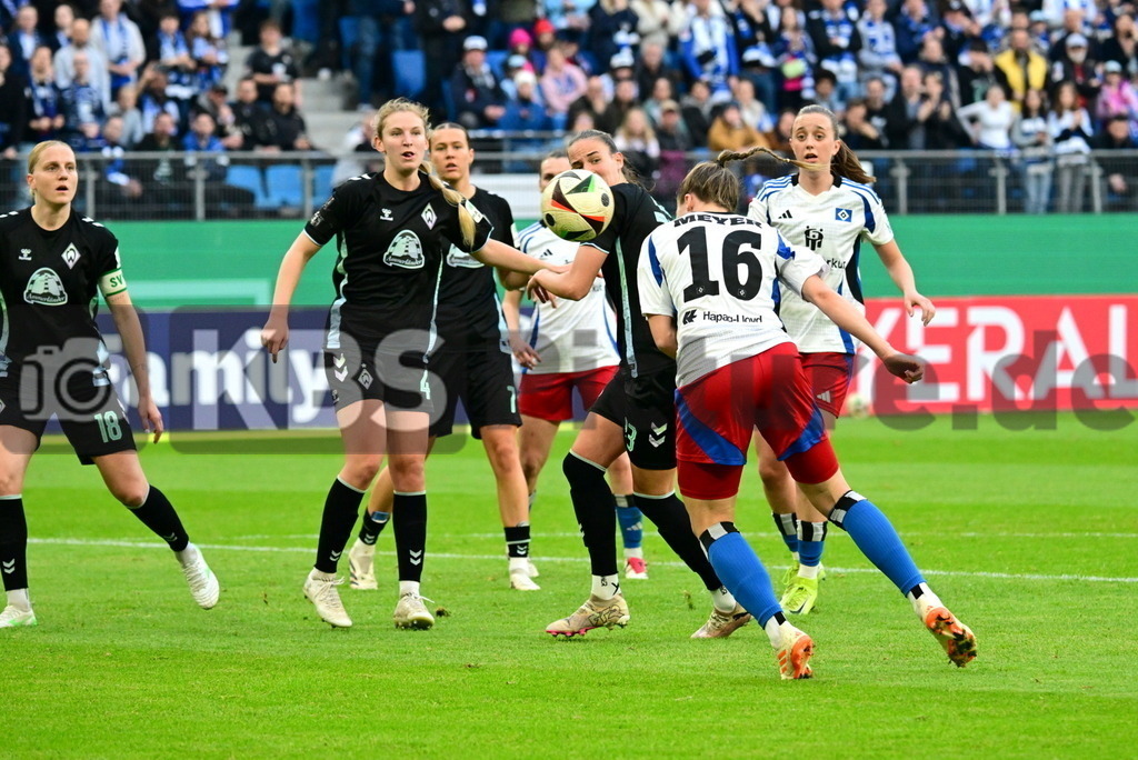 KBS Picture_HSV-Bremen_Frauen_035 | v.v. Meyer Christin (HSV Frauen) , Nemeth Hanna (Werder Bremen Frauen) ,Sportplatz :  Volksparkstadion, - Realisiert mit Pictrs.com