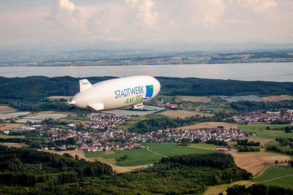 Luftbild: Luftschiff Zeppelin NT im Fluge über dem Luftraum im Ortsteil Mühlhofen in Uhldingen-Mühlhofen im Bundesland Baden-Württemberg in Deutschland. Foto: IMG_57574.jpg vom 08.06.2013 durch Werner Riehm/FLY-FOTO.de
