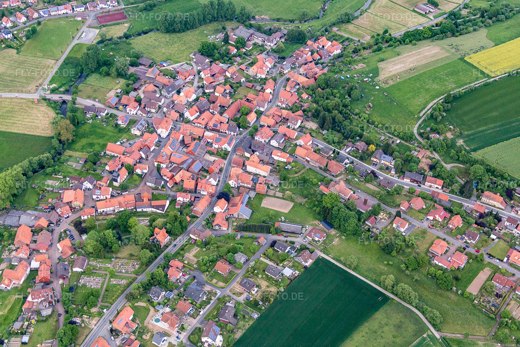 Luftbild: landwirtschaftlichen Feldern und Nutzflächen im Ortsteil Vernawahlshausen in Wesertal im Bundesland Hessen in Deutschland. Foto: IMG_079514.jpg vom 24.05.2015 durch Werner Riehm/FLY-FOTO.de