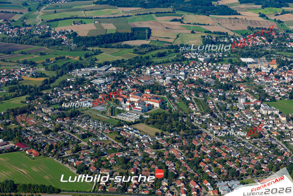 Die Luftaufnahme Algertshausen - Aichach wurde 2021 mittels Flugzeug (keine Drohne) erstellt. Hohe Auflösung -für große Poster und Wandbilder geeignet!