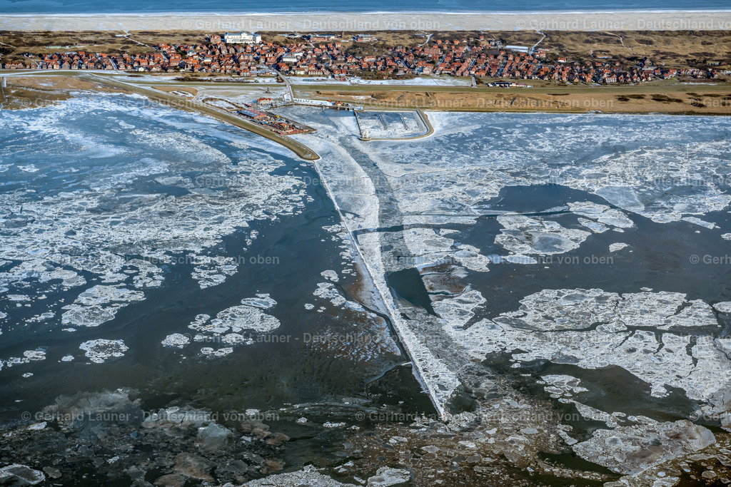 4044214 | JUIST 14.02.2021 Eisschollenstücke einer Treibeis- Schicht auf der Wasseroberfläche im Wattenmeer der Nordsee vor der Insel Juist im Bundesland Niedersachsen, Deutschland.