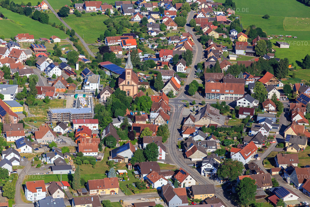 Luftbild: Kath. Kirche St. Georg und Heim Baustoffe GmbH im Ortsteil Seedorf in Dunningen im Bundesland Baden-Württemberg in Deutschland. Foto: IMG_149299.jpg vom 29.06.2025 durch Werner Riehm/FLY-FOTO.deBaustoffhandel online - Der Baustoffmarkt online Baustoffshop