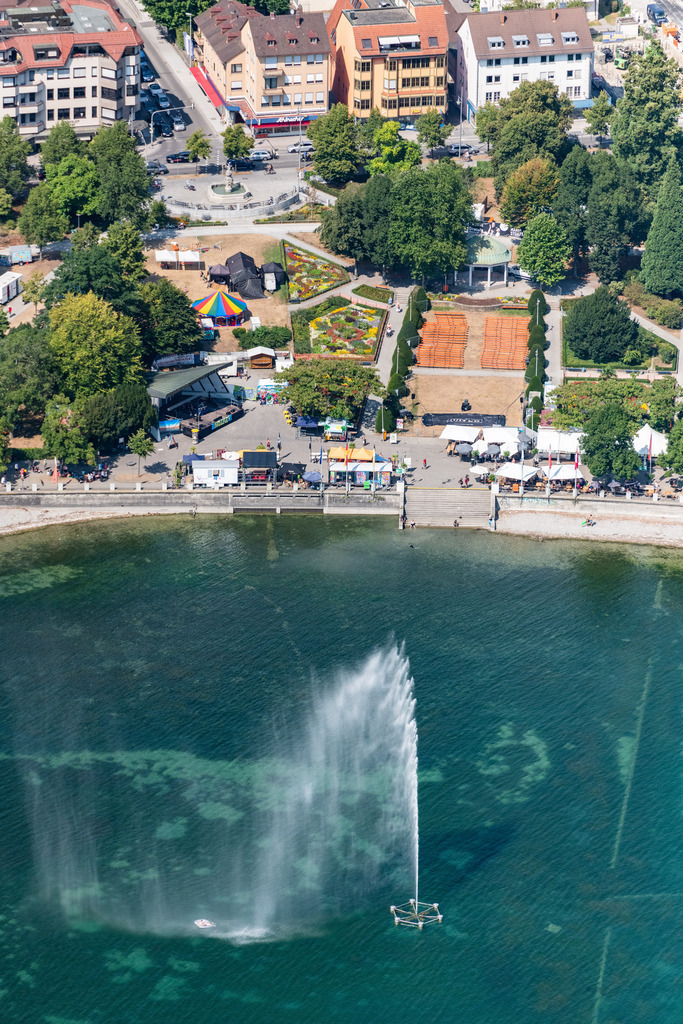 dr__0016242.jpg | FRIEDRICHSHAFEN 03.08.2018 Uferbereiche am Seegebiet des Bodensee im Vordergrund sieht man eine Wasserfontäne in Friedrichshafen im Bundesland Baden-Württemberg, Deutschland. // Riparian areas on the lake area of Bodensee in Vordergrund sieht man eine Wasserfontaene in Friedrichshafen in the state Baden-Wurttemberg, Germany. Foto: Daniel Reiter