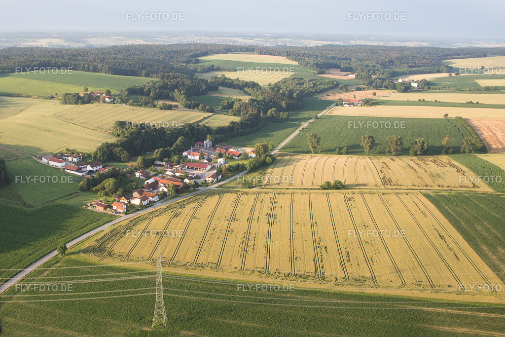 Ortsansicht | Luftbild: Ortsansicht im Ortsteil Dittenkofen in Mamming im Bundesland Bayern in Deutschland. Foto: IMG_090436.jpg vom 02.07.2016 durch Werner Riehm/FLY-FOTO.de - Realisiert mit Pictrs.com