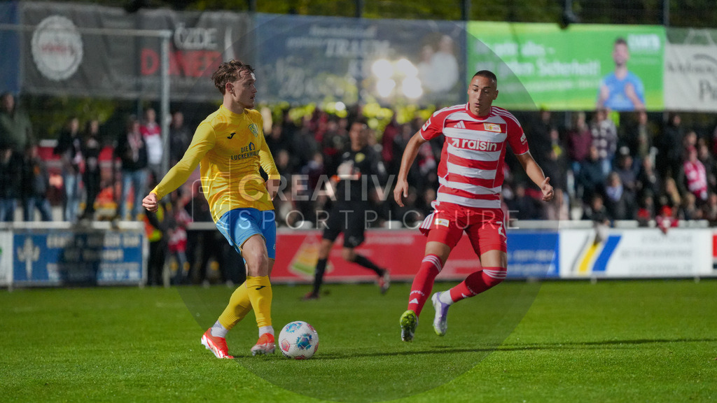 Fußball, Herren, Saison 2025/2026, Testspiel, Freundschaftsspiel, FSV 63 Luckenwalde vs. 1.FC Union Berlin, Mittwoch 08.10.2025, Werner-Seelenbinder-Stadion Luckenwalde, | Fußball, Herren, Saison 2025/2026, Testspiel, Freundschaftsspiel, FSV 63 Luckenwalde vs. 1.FC Union Berlin, Mittwoch 08.10.2025, Werner-Seelenbinder-Stadion Luckenwalde, Im Bild: Remo Merke (l. Luckenwalde) und Marin Ljubicic (r. Union) - Realisiert mit Pictrs.com