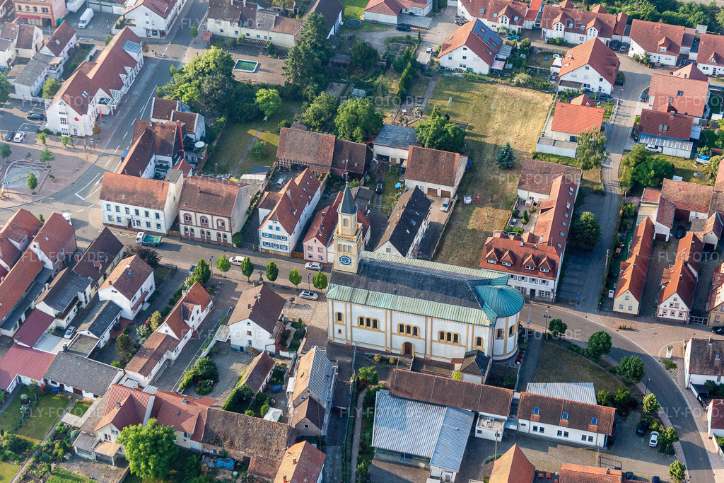 Kirchengebäude im Dorfkern | Luftbild: Kirchengebäude im Dorfkern in Lingenfeld im Bundesland Rheinland-Pfalz in Deutschland. Foto: IMG_080573.jpg vom 12.06.2015 durch Werner Riehm/FLY-FOTO.de - Realisiert mit Pictrs.com