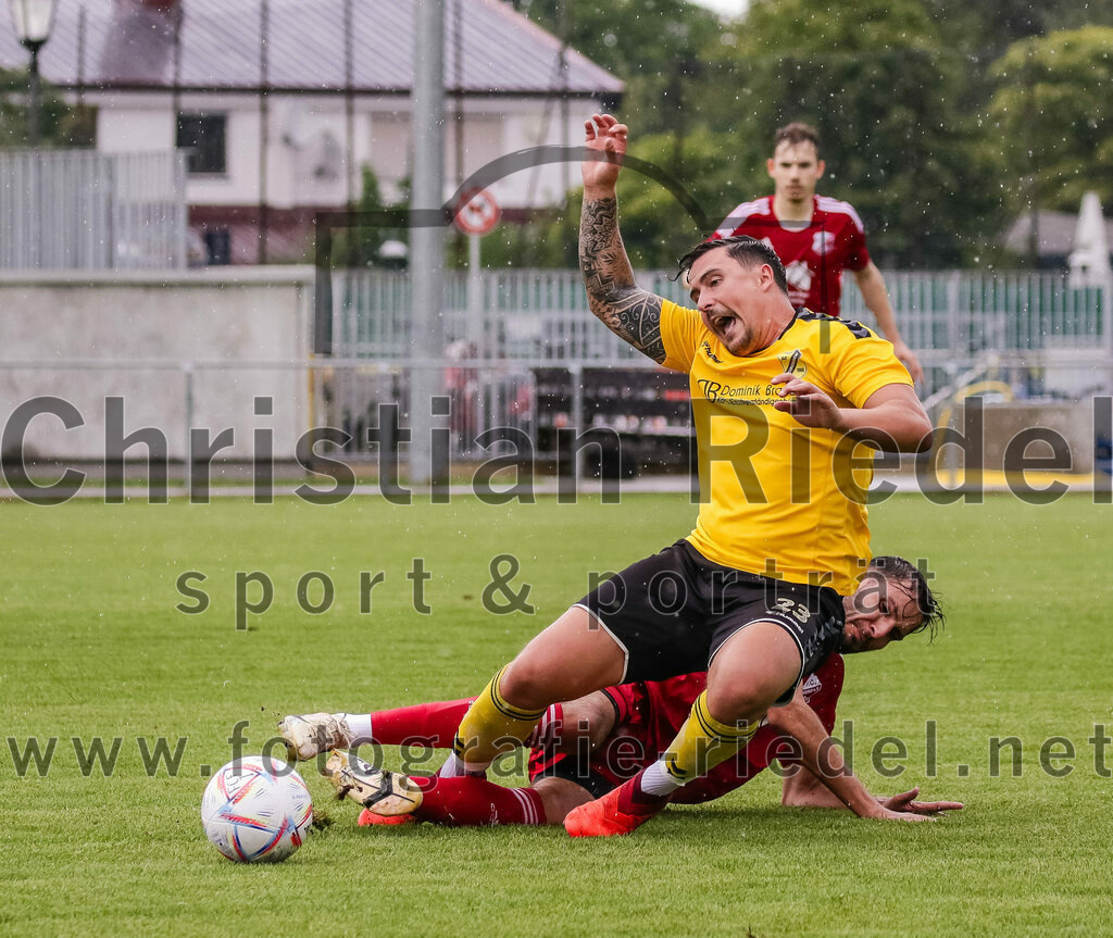 2023-07-29_072_FC_Finsing_gegen_SC_Kirchasch | Finsing, Deutschland, 29.07.2023:
Fußball, Kreisliga 2023 / 2024, 1. Spieltag, FC Finsing gegen SC Kirchasch, Endergebnis: 0:2

Alexander Mrowczynski (SC Kirchasch, #23), Dominik Keuter (FC Finsing, #18)

Foto: Christian Riedel / fotografie-riedel.net
