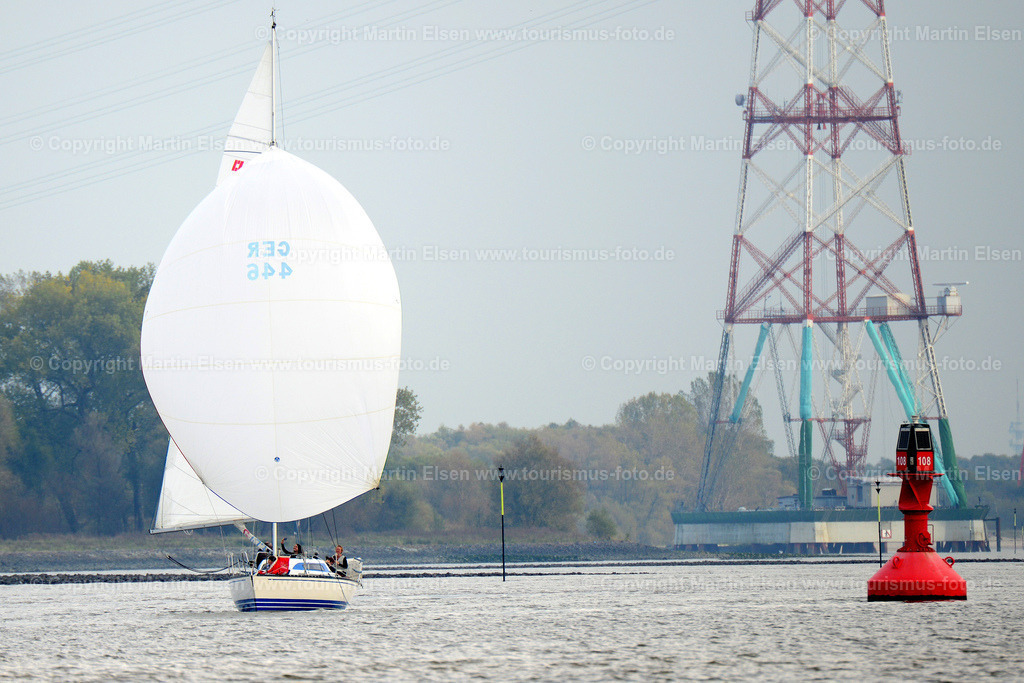 Segler auf der Elbe_ELS_6515141012a | Stade - Aufnahmedatum: 11.10.2014, Aufnahmehöhe:  m, Koordinaten:  - , Bildgröße: 4617 x  3081 Pixel - Copyright 2014 by Martin Elsen, Kontakt: Tel.: +49 157 74581206, E-Mail: info@schoenes-foto.deSchlagwörter: Tidenkieker, Schiff, Pagensand, Pladboden Schiff, Landgang, Ausflug, Stade, Fotos,Hafen,Schiffe, - Realisiert mit Pictrs.com
