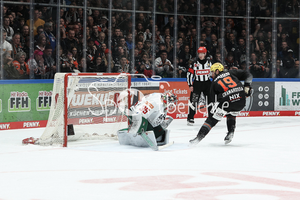 Löwen Frankfurt - Augsburger Panther | Markus KELLER (AEV #35) haelt den Penalty von Joseph CRAMAROSSA (FRA #19)
