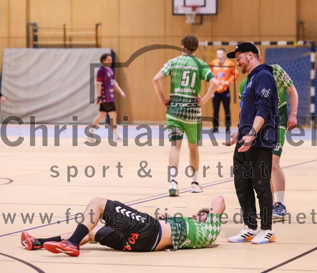 2025-03-15_072_SpVgg_Altenerding_gegen_TSV_Schleissheim | Erding, Deutschland, 15.03.2025:Handball, Bezirksoberliga Männer 2024 / 2025, 18. Spieltag, SpVgg Altenerding gegen TSV Schleißheim, Endergebnis: 32:27Florian Hörath (TSV Schleissheim, #4), Trainer Marcus Rehnert (TSV Schleissheim)Foto: Christian Riedel / fotografie-riedel.net