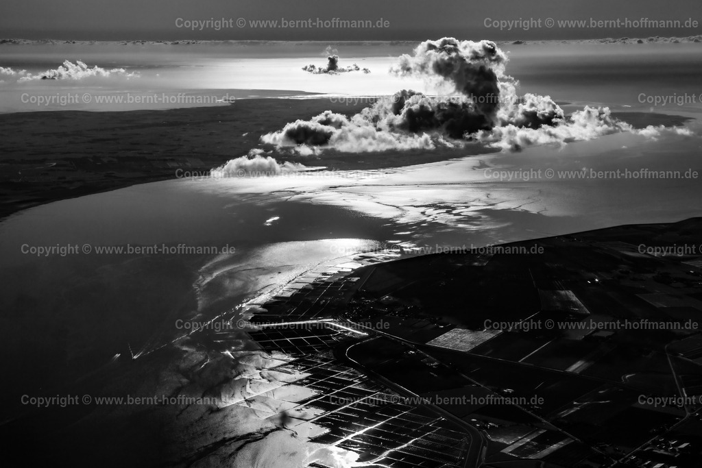 PLB_5681mod_NF-Eiderstedt_180x120 | LUFTBILD. Über dem Heverstrom. __ Gegenlichtstimmung mit Wolken zwischen der Insel Nordstrand und der Halbinsel Eiderstedt. __ Seitenverhältnis = 3 zu 2. __ Anmutung Schwarz-Weiß. Druckbar bis zum Format 180 x 120 cm - oder in vielen kleineren Formaten mit der Wahl eines eigenen Ausschnittes. - Realisiert mit Pictrs.com