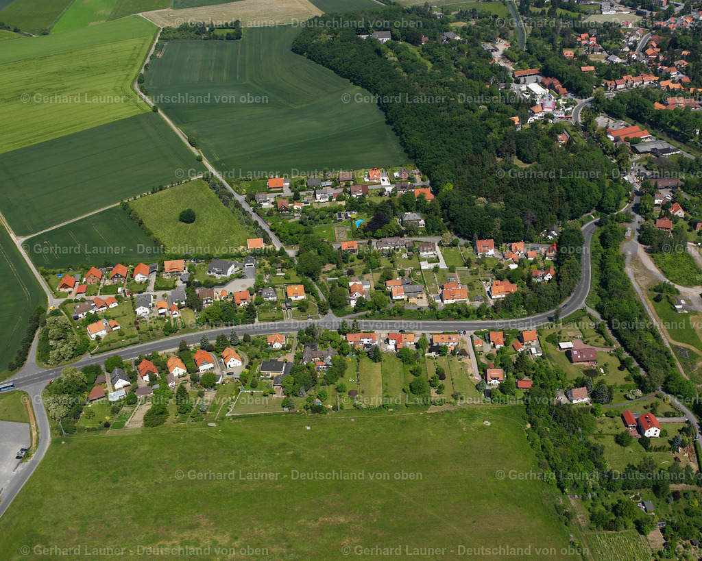 2638158 | HORNBURG 09.06.2006 Landwirtschaftliche Nutzflächen und Feldgrenzen  umsäumen das Siedlungsgebiet des Dorfes in Hornburg im Bundesland Niedersachsen, Deutschland // Agricultural land and field boundaries surround the settlement area of the village  in Hornburg in the state Lower Saxony, Germany Foto: Gerhard Launer
